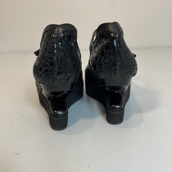 Jan Jansen Textured Suede Curved Heel Mary Jane Shoes - Picture 5 of 14